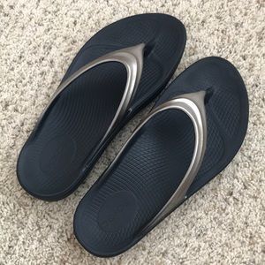 Oofos OOLala Women’s “recovery” flip flops. Size 8
